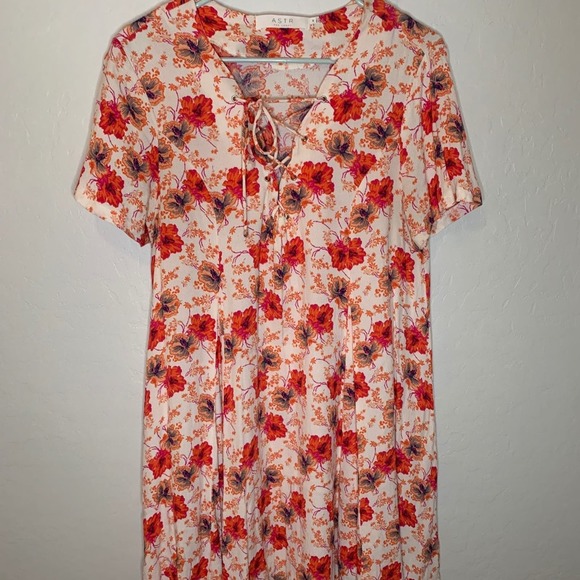 ASTR The Label | Hibiscus Floral Short Sleeve Shift Dress Sz Medium 100% Viscose - Picture 1 of 8